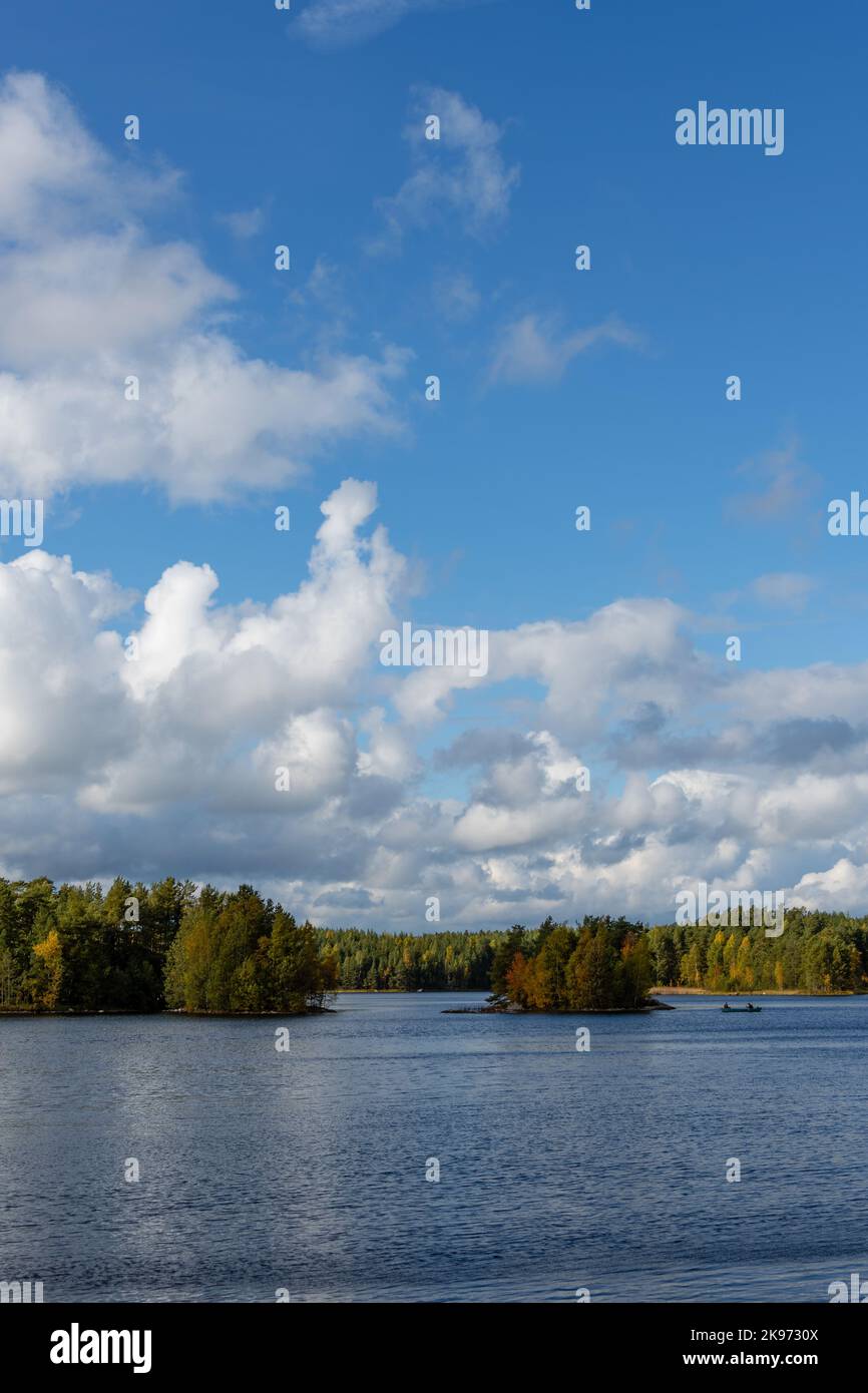 Paesaggio finlandese del lago dal Parco Nazionale del Teijo in autunno con una piccola barca sul lago Foto Stock