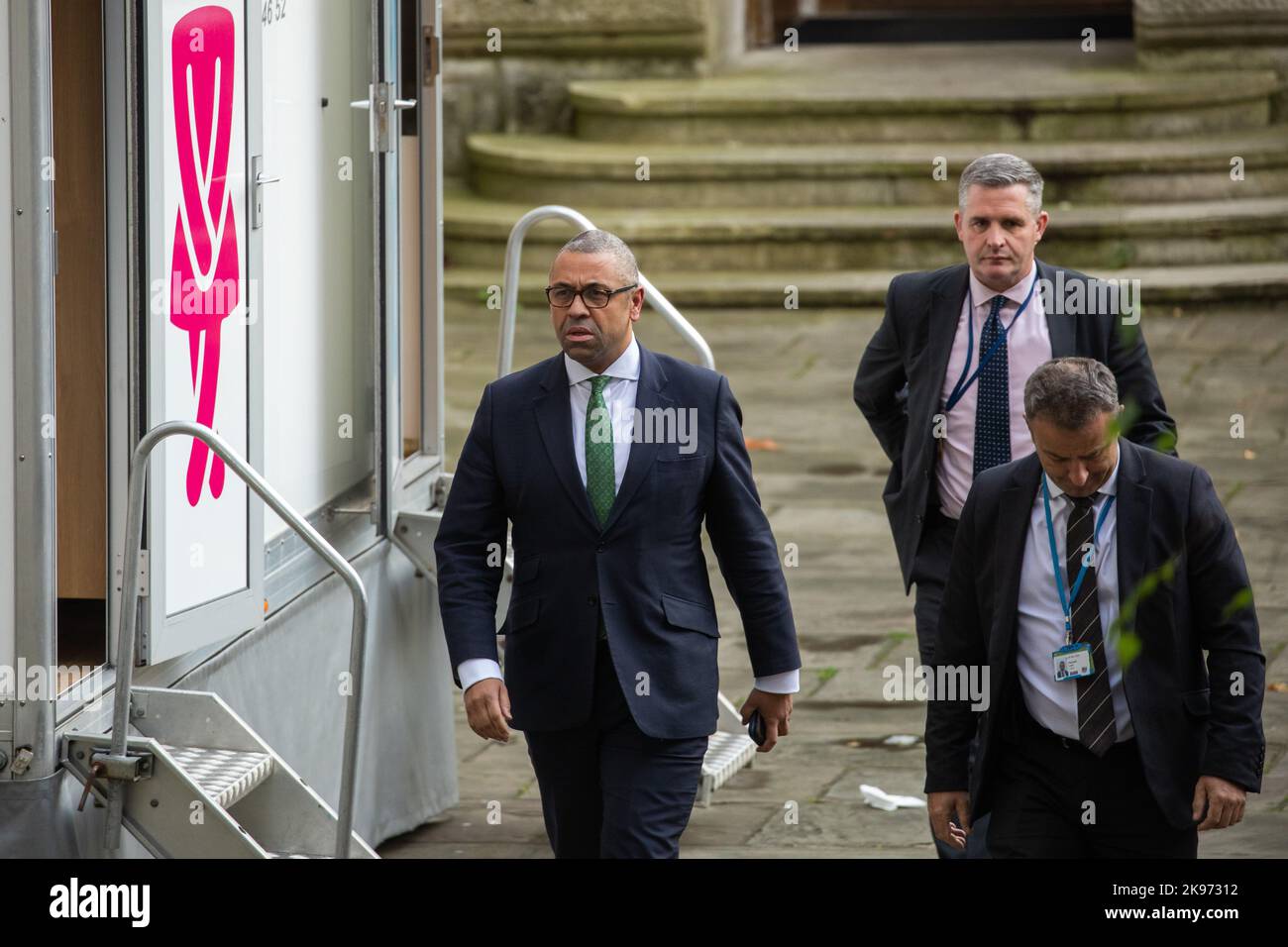 Londra, Regno Unito. 25th ottobre 2022. James intelligentemente (l), deputato conservatore di Braintree, si avvicina a Downing Street mentre il nuovo primo ministro del Regno Unito, Rishi Sunak, nomina il suo gabinetto. Rishi Sunak è stato nominato primo Ministro da Re Carlo III dopo aver vinto la leadership conservatrice come l'unico candidato che ha ottenuto le 100 candidature da deputati conservatori specificati per il concorso di leadership. Credit: Notizie dal vivo di Mark Kerrison/Alamy Foto Stock
