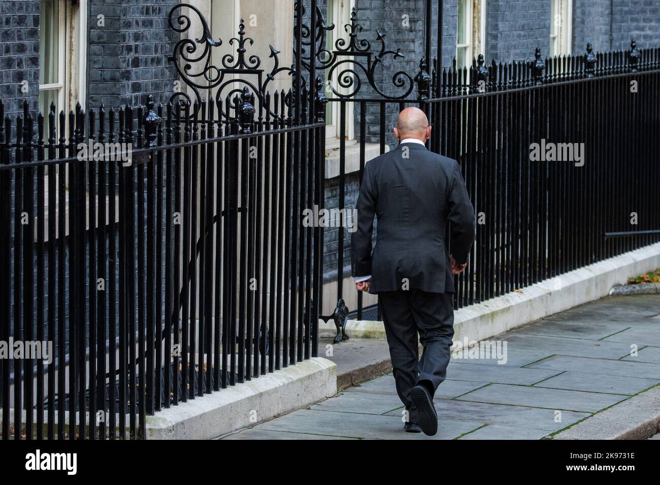 Londra, Regno Unito. 25th ottobre 2022. Nadhim Zahawi, deputato conservatore di Stratford-on-Avon, arriva al 10 di Downing Street mentre il nuovo primo ministro del Regno Unito, Rishi Sunak, nomina il suo gabinetto. Rishi Sunak è stato nominato primo Ministro da Re Carlo III dopo aver vinto la leadership conservatrice come l'unico candidato che ha ottenuto le 100 candidature da deputati conservatori specificati per il concorso di leadership. Credit: Notizie dal vivo di Mark Kerrison/Alamy Foto Stock