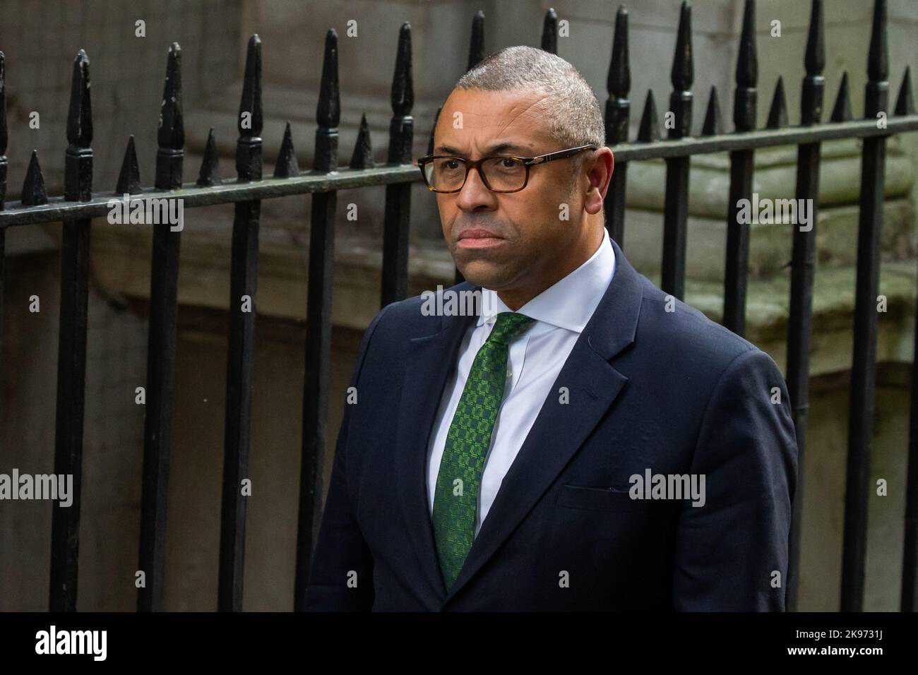 Londra, Regno Unito. 25th ottobre 2022. James intelligente, deputato conservatore di Braintree, si avvicina a Downing Street mentre il nuovo primo ministro del Regno Unito, Rishi Sunak, nomina il suo gabinetto. Rishi Sunak è stato nominato primo Ministro da Re Carlo III dopo aver vinto la leadership conservatrice come l'unico candidato che ha ottenuto le 100 candidature da deputati conservatori specificati per il concorso di leadership. Credit: Notizie dal vivo di Mark Kerrison/Alamy Foto Stock