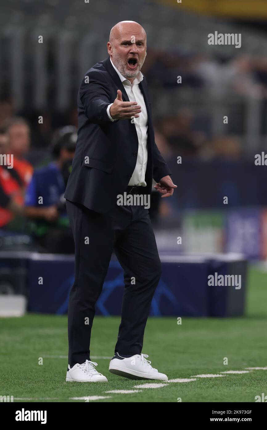 Milano, Italia, 26th ottobre 2022. Michal Bilek allenatore capo di Viktoria Plzen reagisce durante la partita della UEFA Champions League a Giuseppe Meazza, Milano. L'immagine di credito dovrebbe essere: Jonathan Moskrop / Sportimage Foto Stock
