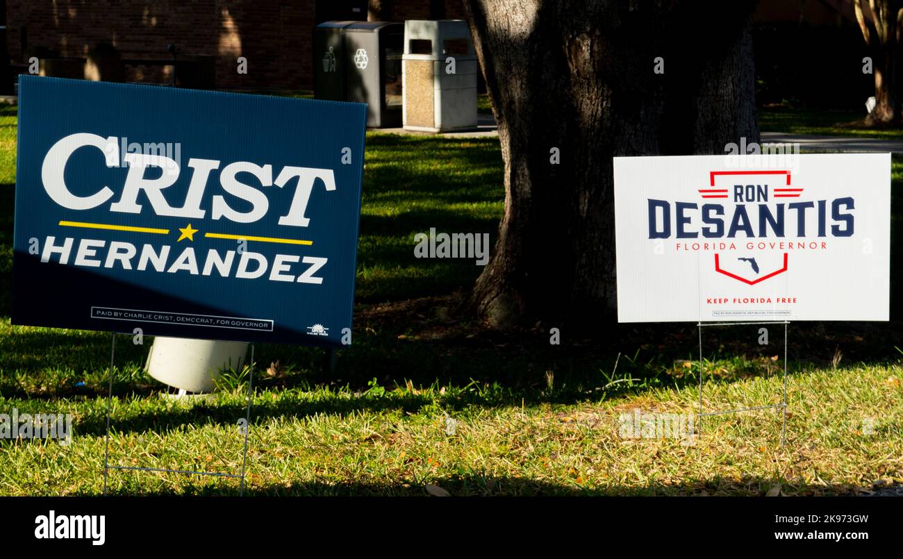 Kissimmee, Florida, Stati Uniti. 25th Ott 2022. 25 ottobre 2022, Kissimmee, FL: Segnali di campagna per il candidato democratico alla gubernatoria e l'ex governatore Charlie Crist, a sinistra, e il governatore repubblicano in carica Ron DeStantis, a destra. (Credit Image: © Dominic Gwinn/ZUMA Press Wire) Foto Stock