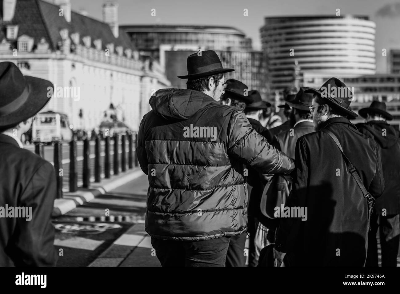 Turisti ebrei sul ponte di Westminster a Londra. Foto Stock