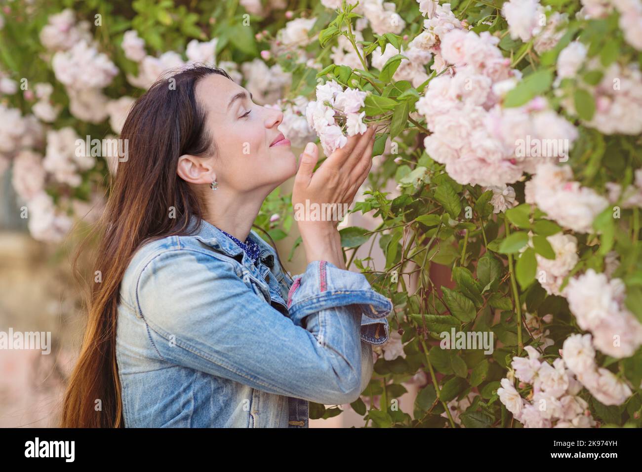 Ritratto lifestyle di giovane donna elegante che rimane sulla strada nella città vecchia Foto Stock