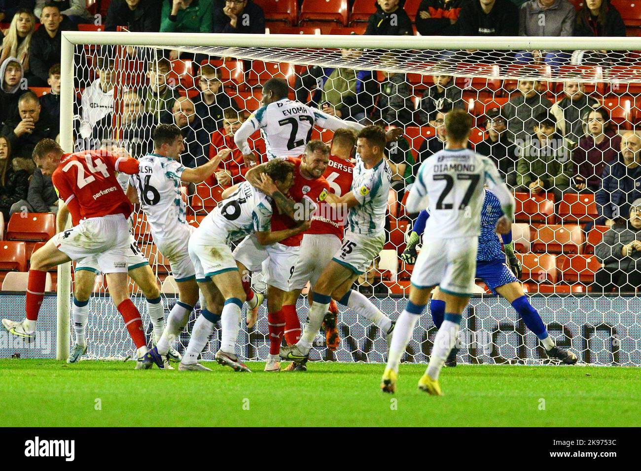 Oakwell Stadium, Barnsley, Inghilterra - 25th ottobre 2022 James Norwood (9) di Barnsley ha Matty Virtue (26) di Lincoln City in un headlock - durante il gioco Barnsley contro Lincoln City, Sky Bet League One, 2022/23, Oakwell Stadium, Barnsley, Inghilterra - 25th ottobre 2022 Credit: Arthur Haigh/WhiteRosePhotos/Alamy Live News Foto Stock