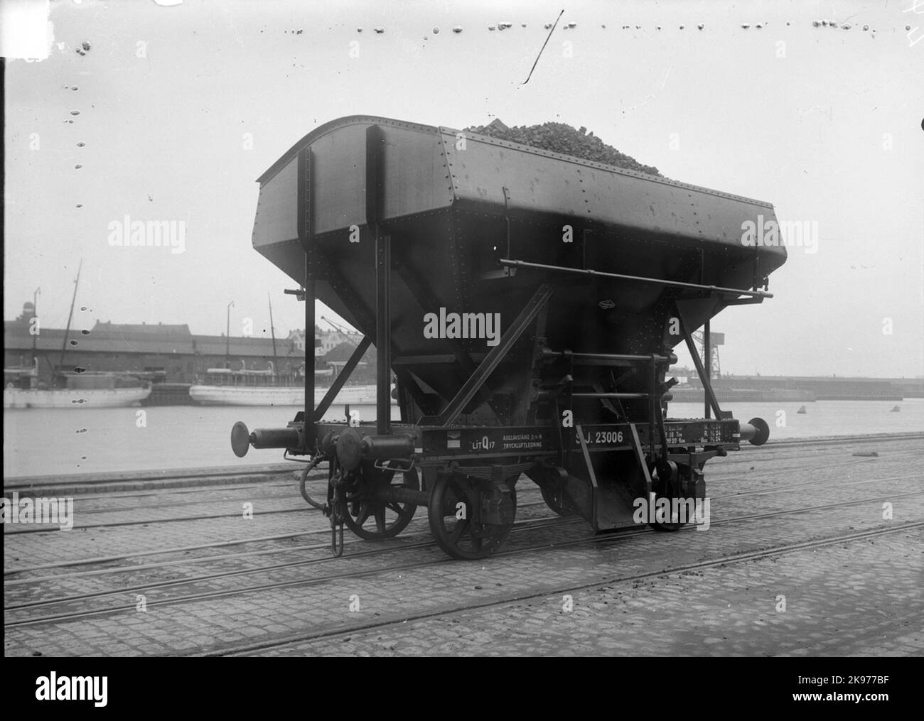 Le Ferrovie di Stato, SJ auto-allentando vagone di carbone Q17 23006 queste automobili di carbone hanno avuti il vantaggio delle fessure cilindriche, questo significava scarico regolabile del crollo. Foto Stock