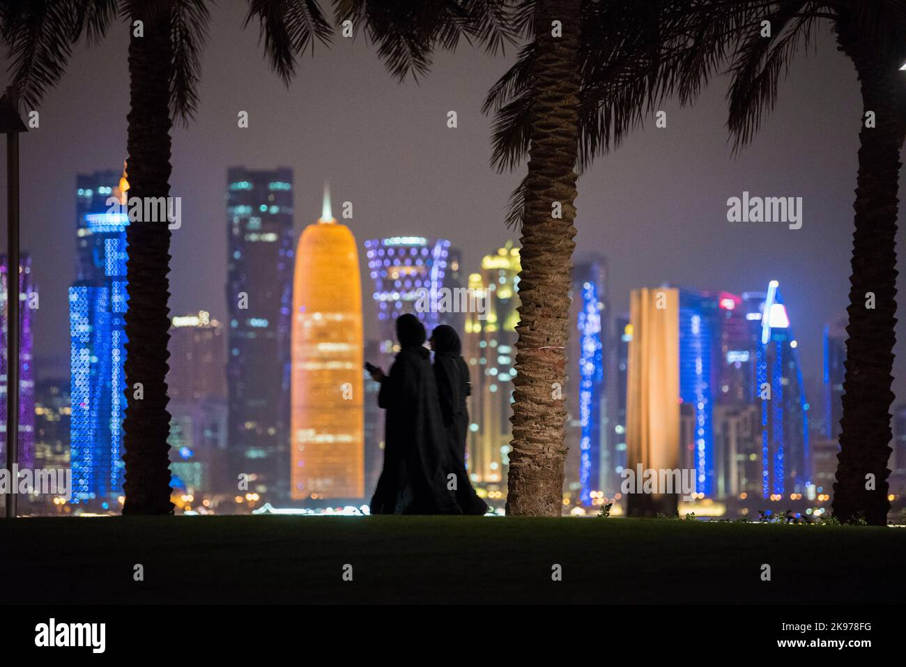 Doha, Qatar - 23,2022 ottobre: Qatar in una passeggiata notturna nel parco del Museo di Arte Islamica Foto Stock