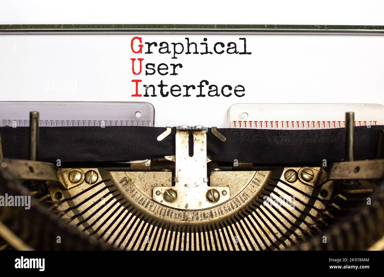 Simbolo dell'interfaccia grafica utente. Interfaccia grafica utente grafica di Concept Words digitata sulla vecchia macchina da scrivere retrò. Sfondo bianco. Business e GUI Grap Foto Stock