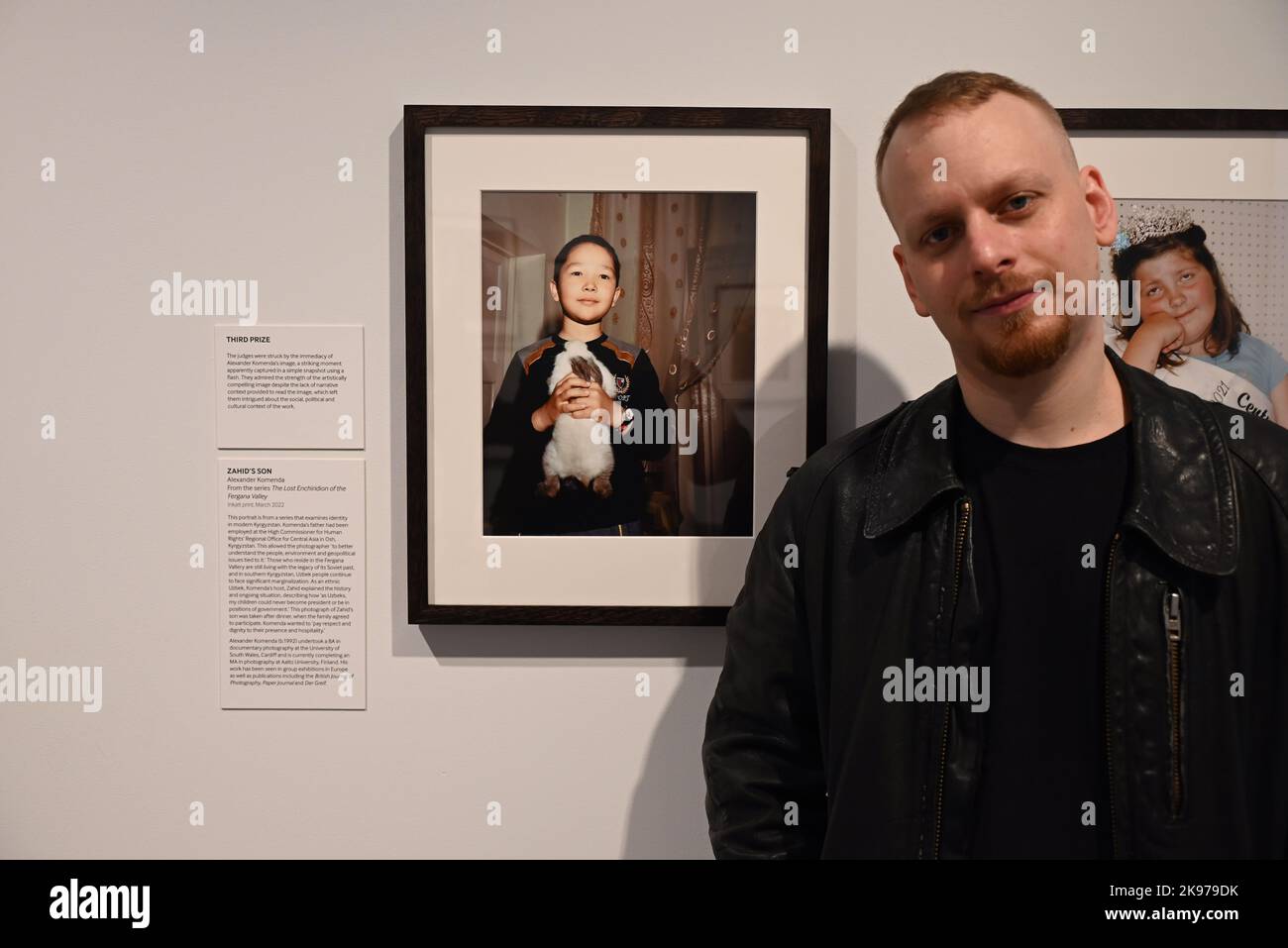 Clementine Scheneidermann ha vinto il primo premio nel prestigioso Taylor Wessing Photographic Portrait Prize per i ritratti della serie Laudry Day , che documenta le faccende quotidiane del suo vicino nel Galles del Sud , navigando la vita in Lockdown , Il secondo premio è stato assegnato a Haeem Christian per Madre e figlia e radicato, che esplorano la regalità, la trans e l'importanza della famiglia scelta. Alexander Komenda è stato assegnato il terzo premio per il figlio di Zahid , un ritratto che esamina temi di identità e il paesaggio post-sovietico in Kirghizistan . Foto Stock