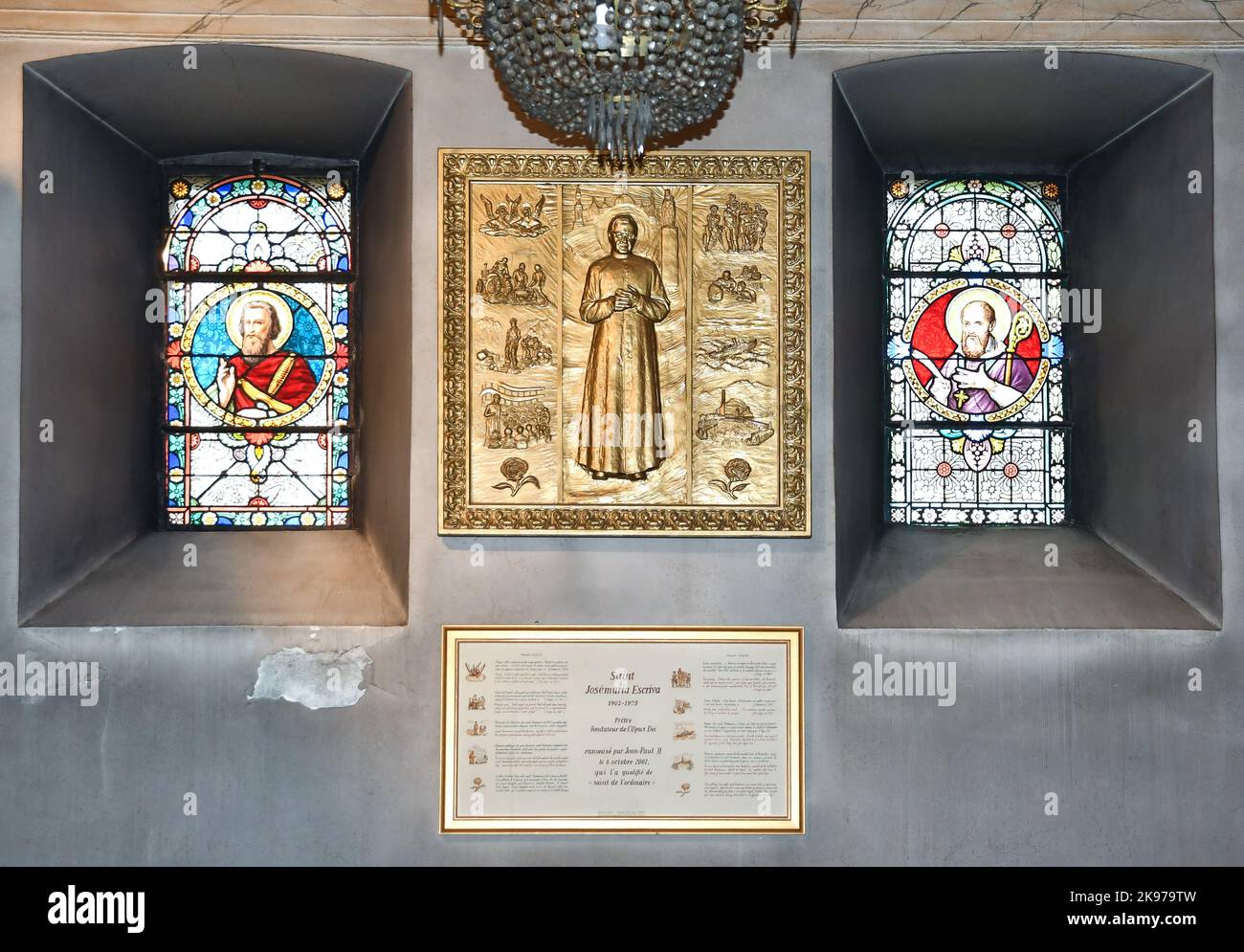 All'interno della chiesa di San Michel con un bassorilievo di San Josemaria Escriva tra vetrate con immagini di altri santi, Chamonix, Francia Foto Stock