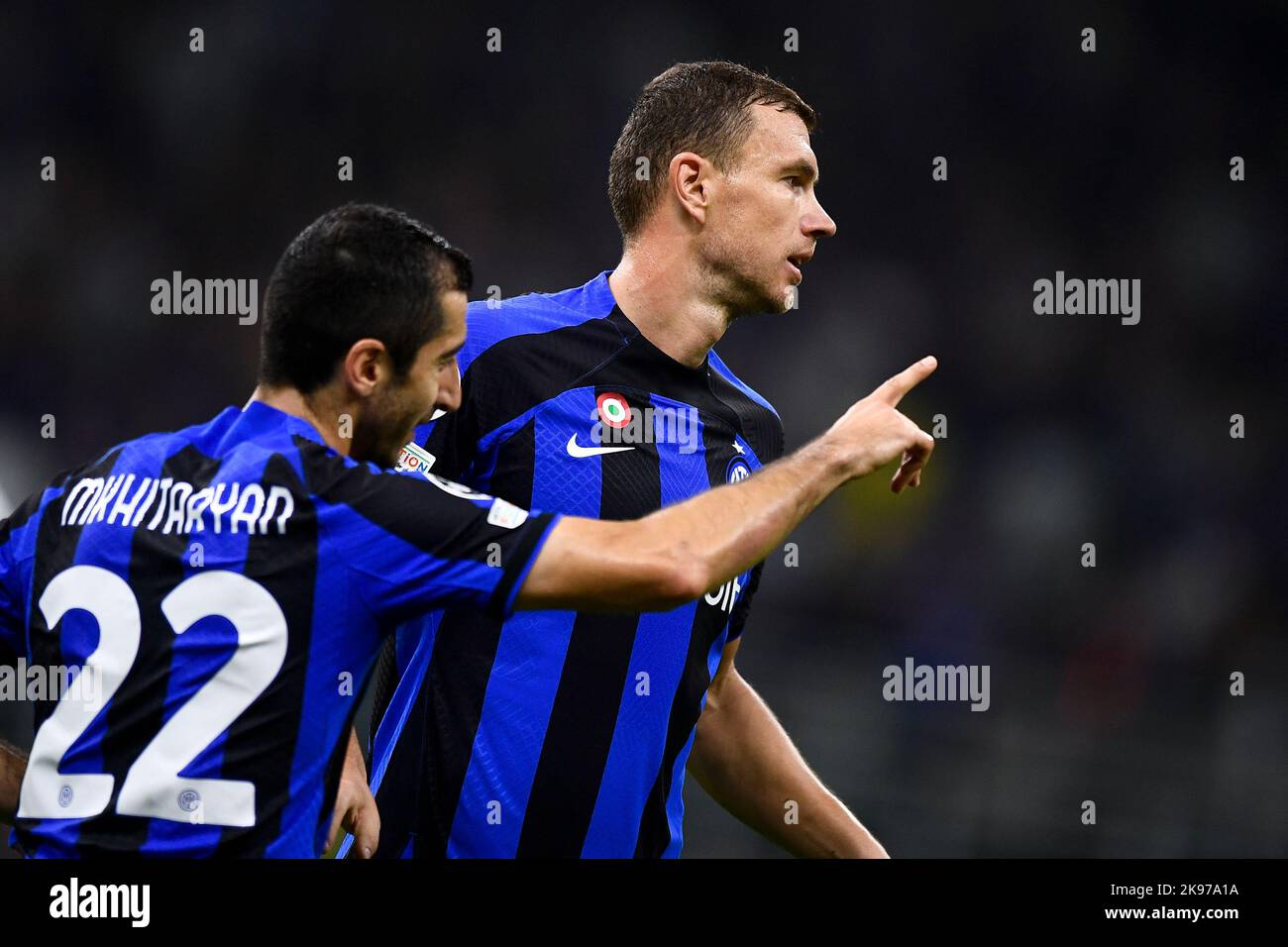 Milano, Italia. 26 ottobre 2022. Edin Dzeko del FC Internazionale festeggia con Henrikh Mkhitaryan del FC Internazionale dopo aver segnato un gol durante la partita di calcio della UEFA Champions League tra FC Internazionale e FC Viktoria Plzen. Credit: Nicolò campo/Alamy Live News Foto Stock