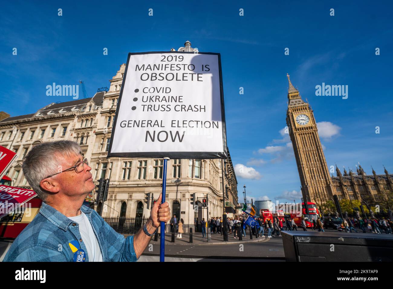 Londra Regno Unito. 26 ottobre 2022. Un protesista pro restain tiene un cartello al di fuori del parlamento che ricorda il manifesto del partito conservatore del 2019 è obsoleto e chiede l'elezione generale, poiché il primo ministro Rishi Sunak ha affrontato le sue domande del primo ministro al parlamento. Credit: amer Ghazzal/Alamy Live News Foto Stock