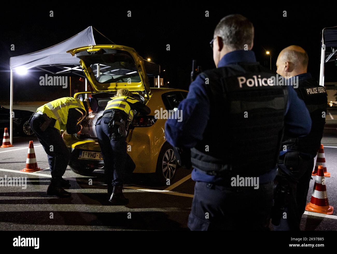 2022-10-26 19:26:00:19 MAASTRICHT - Una polizia militare e un ufficiale di polizia cercano un'auto durante un controllo importante. Il Royal Netherlands Marechaussee controlla le strade B intorno a Maastricht per il contrabbando di persone, assistite dalla polizia e dai colleghi belgi. I controlli sono effettuati da motociclisti e ufficiali di abbigliamento normale, tra gli altri. Allo stesso tempo, la polizia effettua controlli relativi, tra l'altro, al Road Traffic Act, al divieto di possesso di armi e alcol e al consumo di droghe. ANP SEM VAN DER WAL olanda fuori - belgio fuori Foto Stock