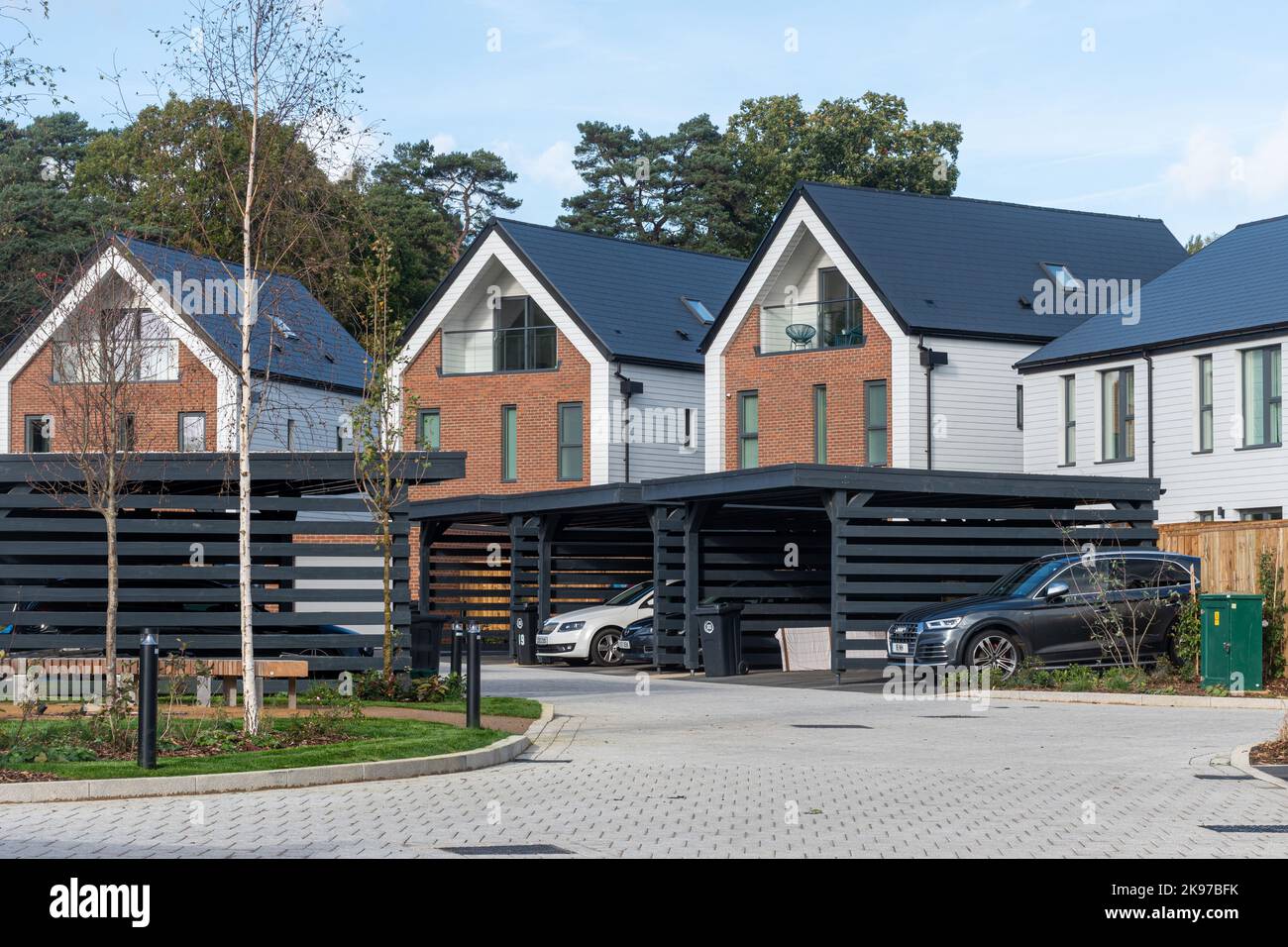 Nuovo sviluppo di alloggi chiamato Mindenhurst nel villaggio di Deepcut, Surrey, Inghilterra, Regno Unito, nel 2022. Trivselhus case e carport in stile Scandi. Foto Stock