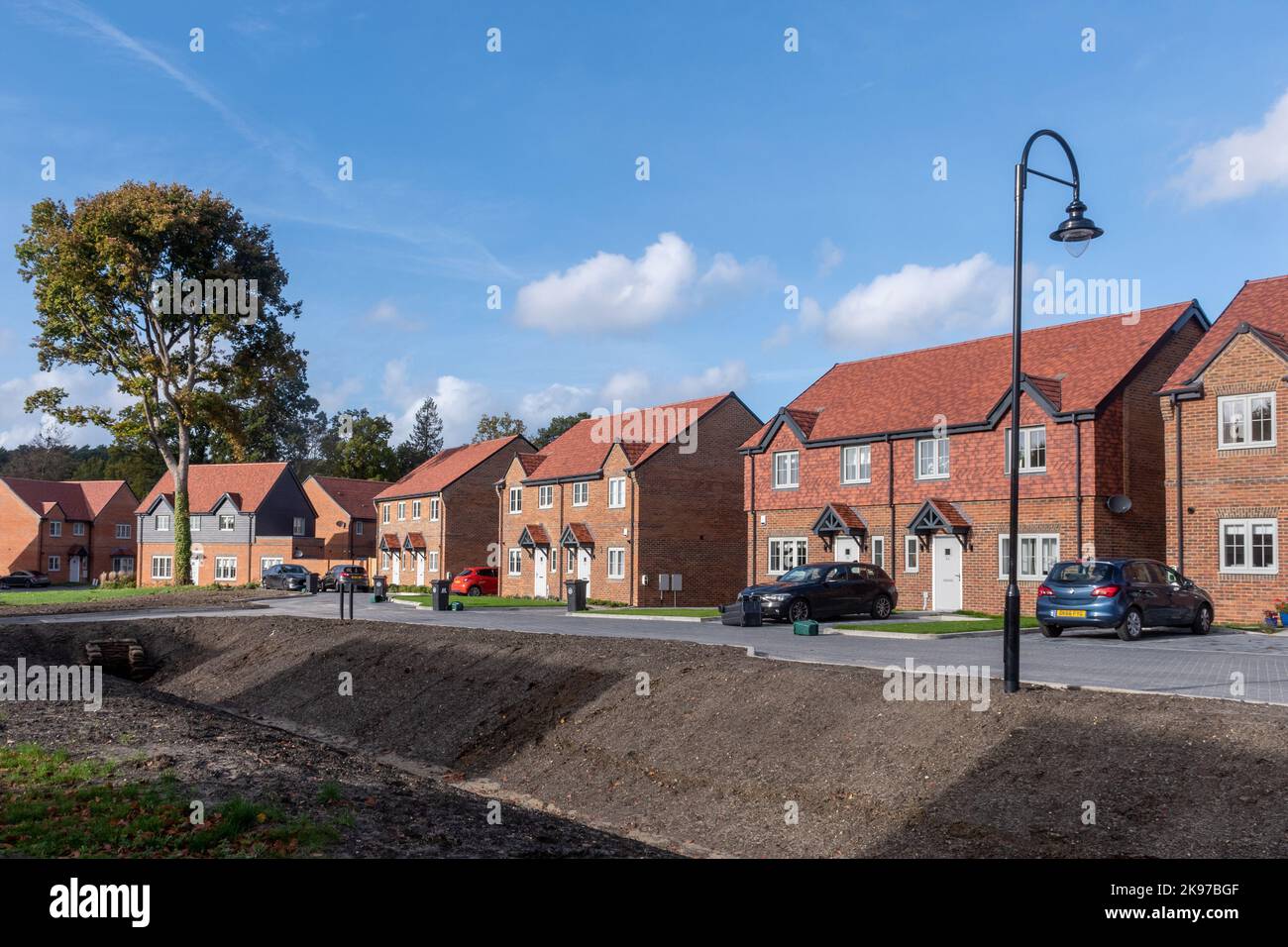 Nuovo sviluppo di alloggi chiamato Mindenhurst nel villaggio di Deepcut, Surrey, Inghilterra, Regno Unito, nel 2022. Nuove case Cala case proprietà. Foto Stock