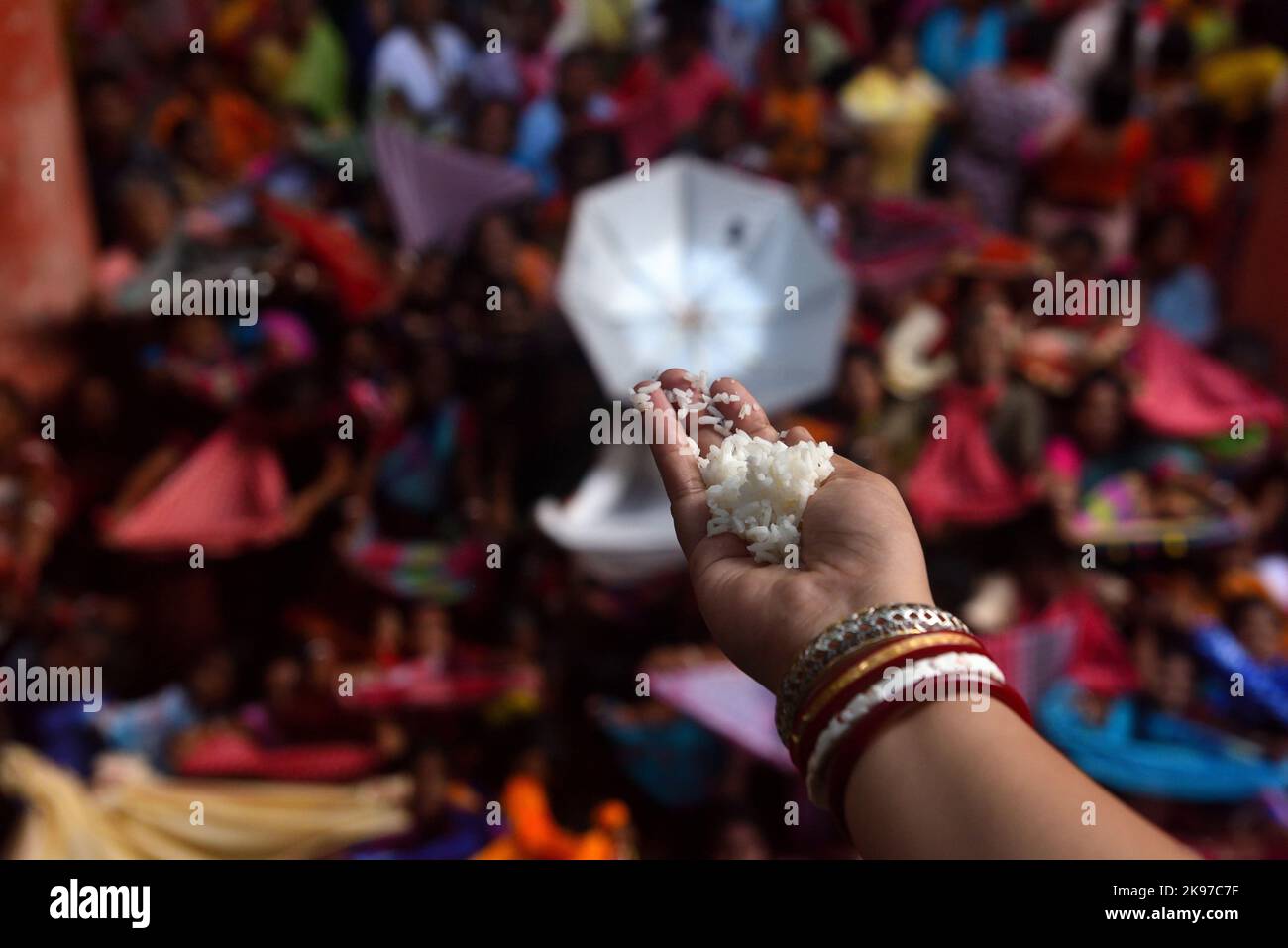 Non esclusiva: 26 ottobre 2022, Kolkata, India: Devoti indù riuniti nel tempio di Madan Mohan Jiu per offrire la preghiera e anche per raccogliere riso come offeri Foto Stock