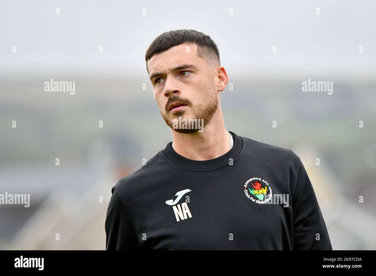 Ammanford, Galles. 22 ottobre 2022. Nicholas Arnold di Ammanford durante il warm-up pre-partita prima della partita della JD Cymru South League tra Ammanford e Swansea University presso il Recreation Ground di Ammanford, Galles, Regno Unito, il 22 ottobre 2022. Credit: Duncan Thomas/Majestic Media. Foto Stock