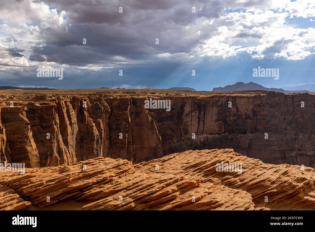 Il famoso cavallo si piega al Glen Canyon, con il fiume Colorado in fondo circondato da ripide rocce arancioni-rosse, Arizona Foto Stock