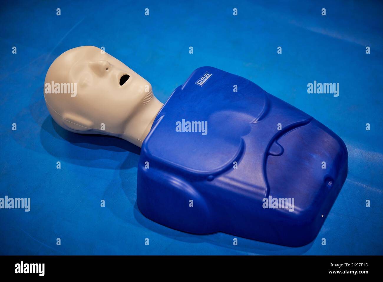 Manichino per rianimazione cardiopolmonare CPR per praticare le compressioni toraciche e di pronto soccorso Foto Stock