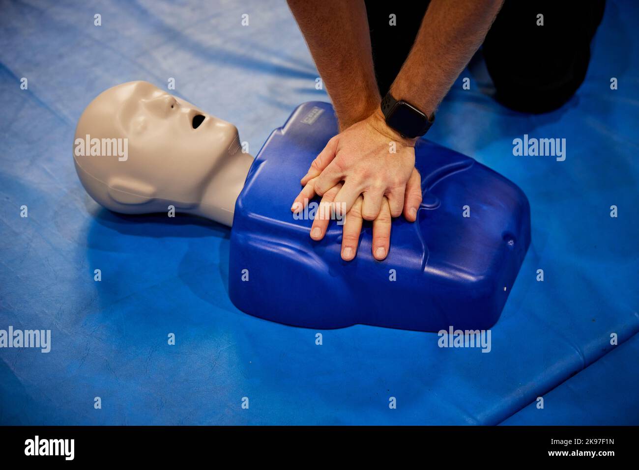 Manichino per rianimazione cardiopolmonare CPR per praticare le compressioni toraciche e di pronto soccorso Foto Stock