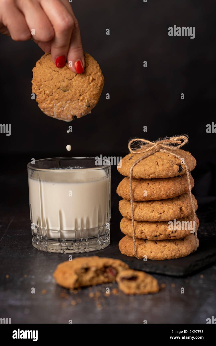 Fotografia alimentare di biscotti, biscotti, latte, vetro di farina d'avena Foto Stock