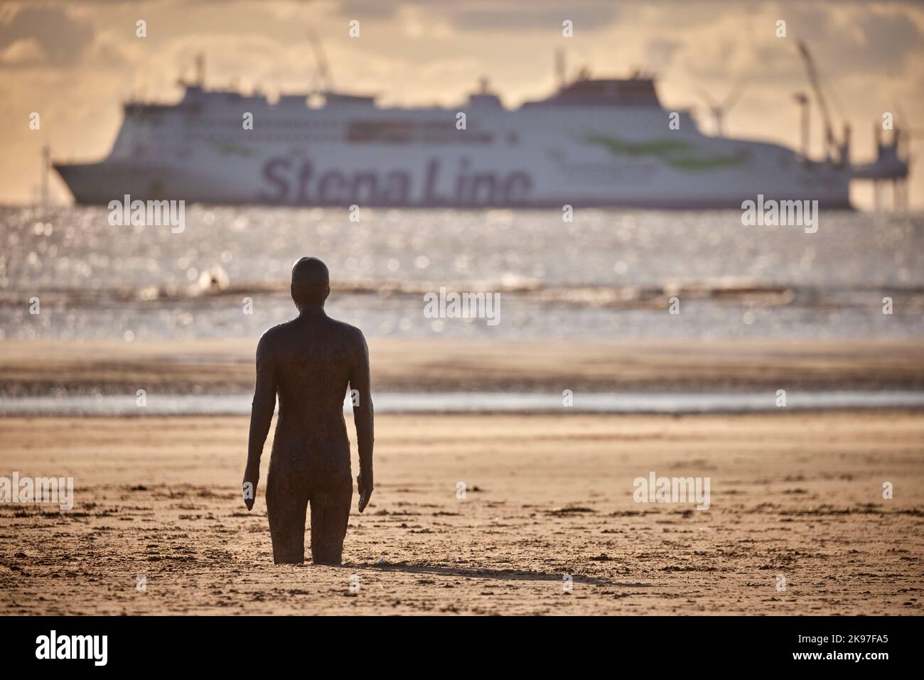 Crosby Beach Stena Embla Stena Line linea di spedizione svedese rotta da Belfast a Liverpool Foto Stock