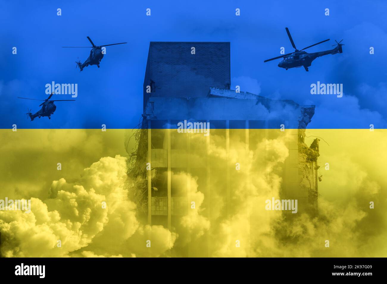Elicotteri militari che attaccano un grande edificio. Ucraina, Russia concetto di guerra/immagine composita con bandiera di Ucraina. Foto Stock