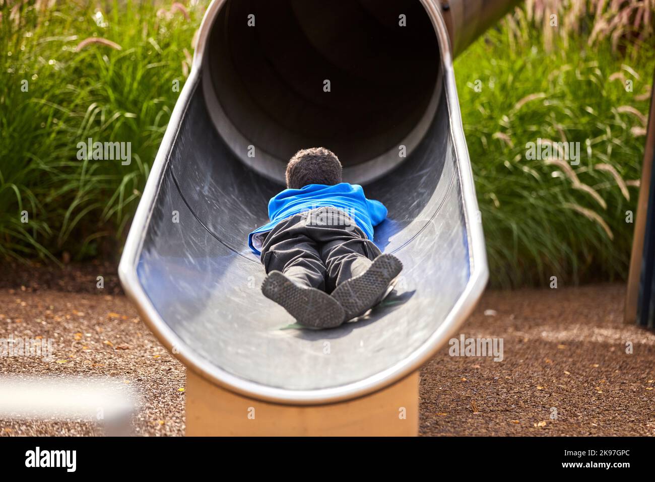 Mayfield Park Manchester, bambino che gioca sullo scivolo Foto Stock