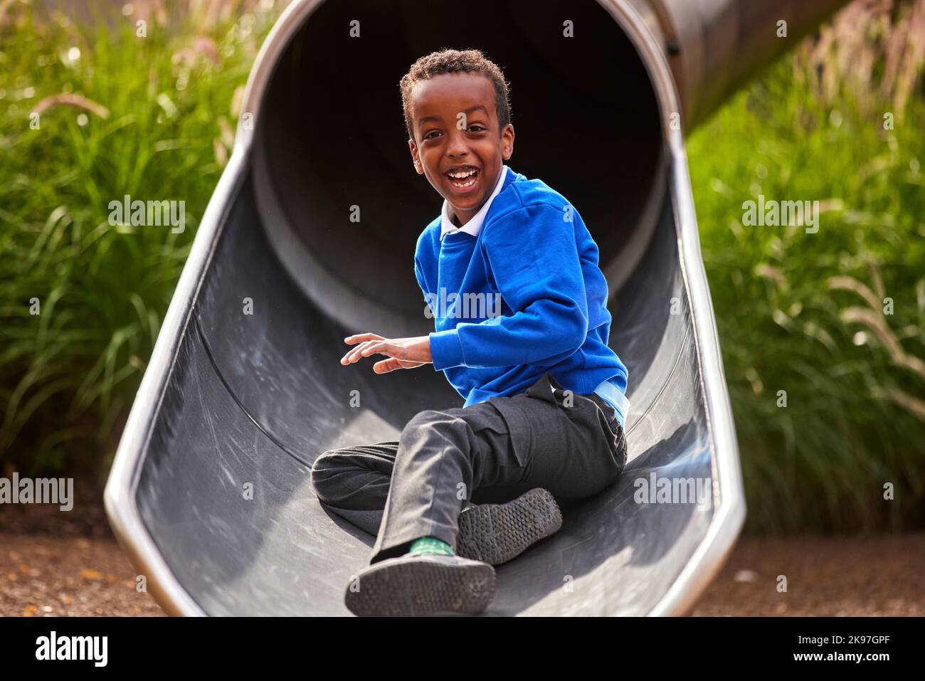 Mayfield Park Manchester, bambino che gioca sullo scivolo Foto Stock