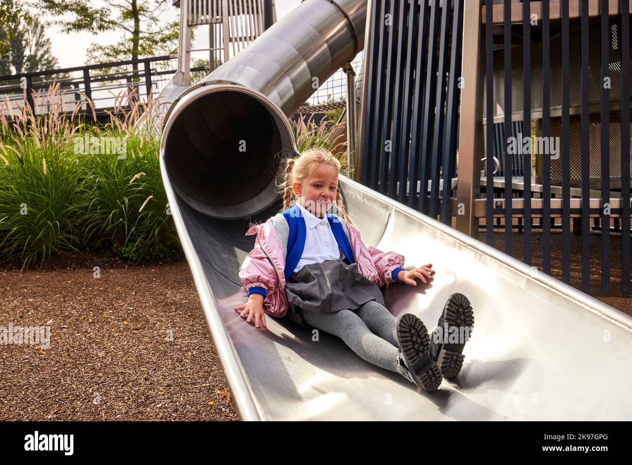 Mayfield Park Manchester, un bambino che gioca sullo scivolo Foto Stock
