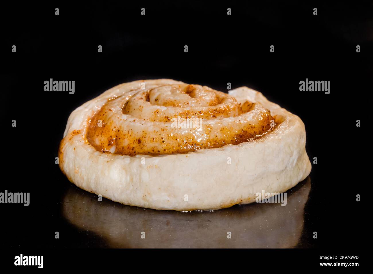 Un panino di cannella crudo in forno elettrico - primo piano Foto Stock