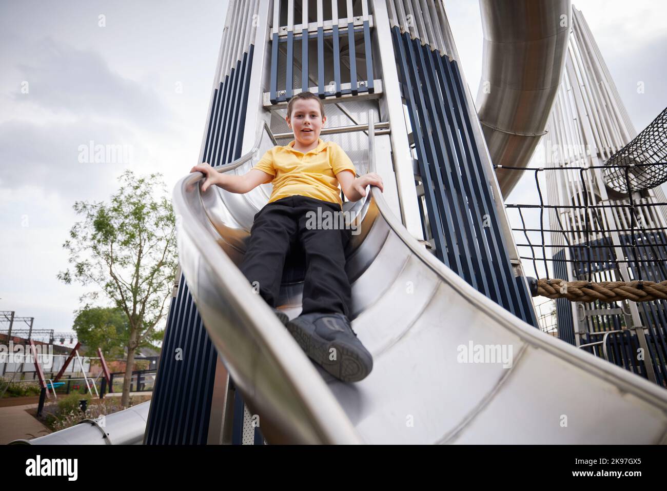 Mayfield Park Manchester, un bambino che gioca sullo scivolo Foto Stock