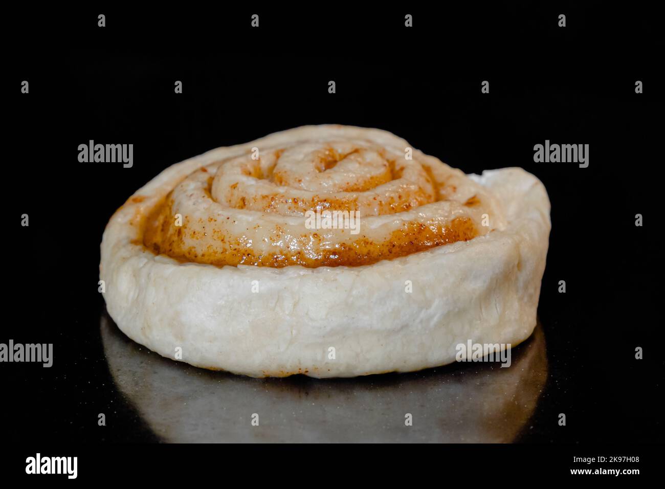 Un panino di cannella crudo in forno elettrico Foto Stock