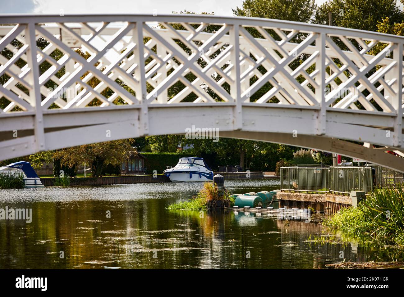 Godmanchester, Huntingdonshire, Cambridgeshire, Inghilterra. Fiume Great Ouse attraversato da un ponte di legno Foto Stock