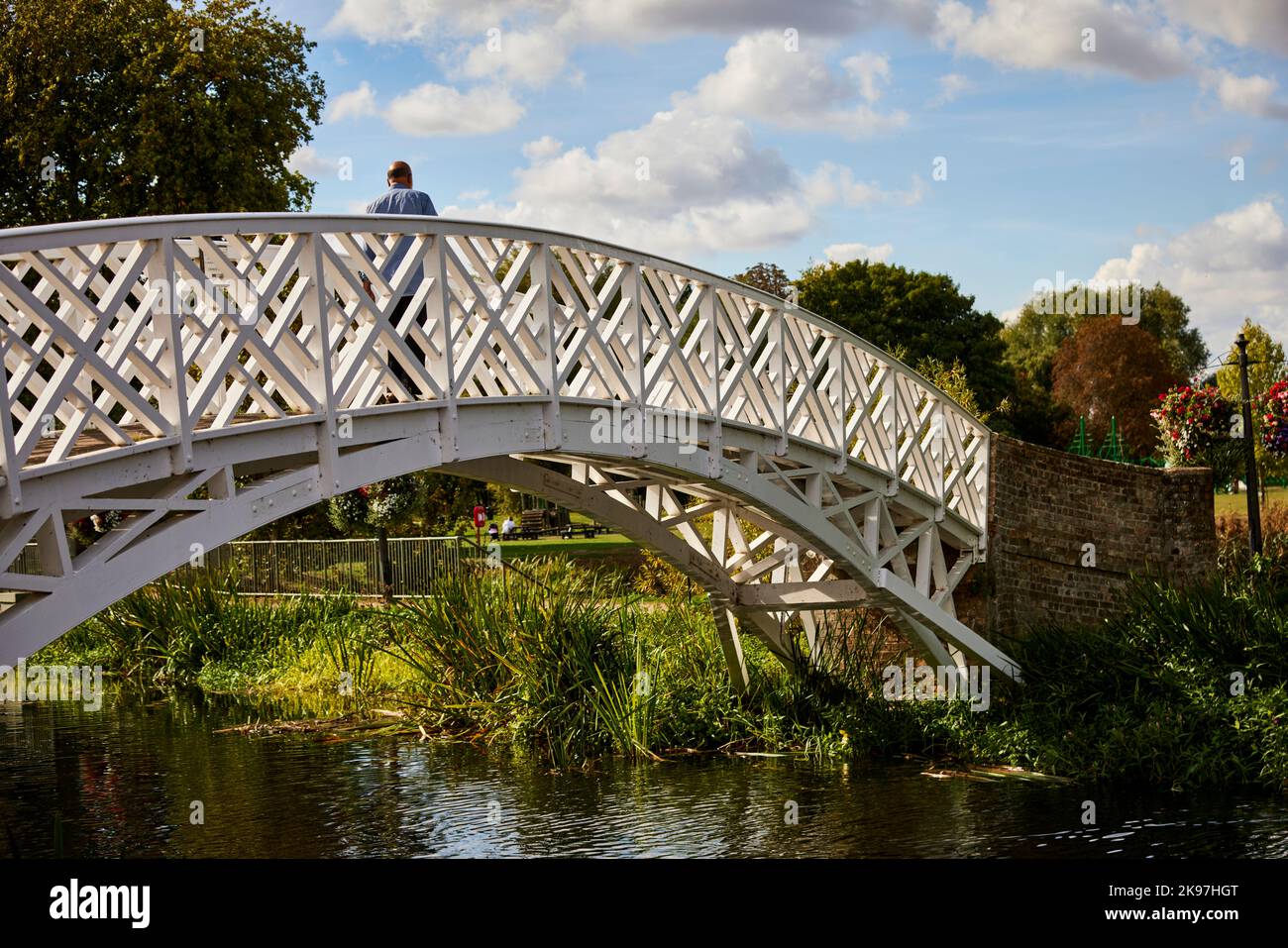 Godmanchester, Huntingdonshire, Cambridgeshire, Inghilterra. Fiume Great Ouse attraversato da un ponte di legno Foto Stock