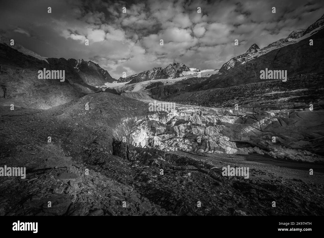 Vista in bianco e nero della lingua del Ghiacciaio di Vallelunga che crolla davanti, Italia Foto Stock