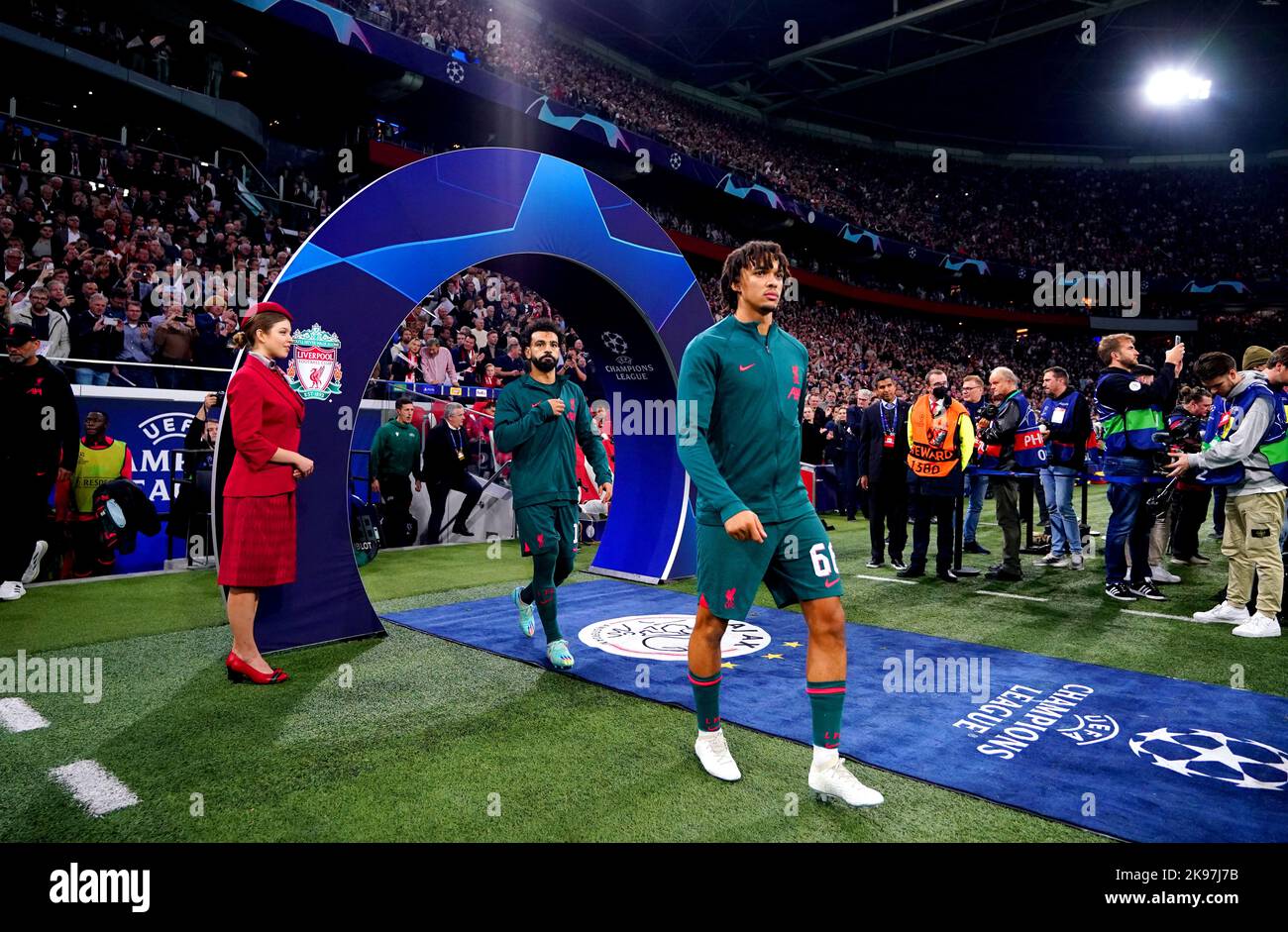 Trent Alexander-Arnold di Liverpool (a destra) e il compagno di squadra Mohamed Salah si lanciano in campo davanti al gruppo UEFA Champions League, Una partita alla Johan Cruyff Arena di Amsterdam, nei Paesi Bassi. Data immagine: Mercoledì 26 ottobre 2022. Foto Stock