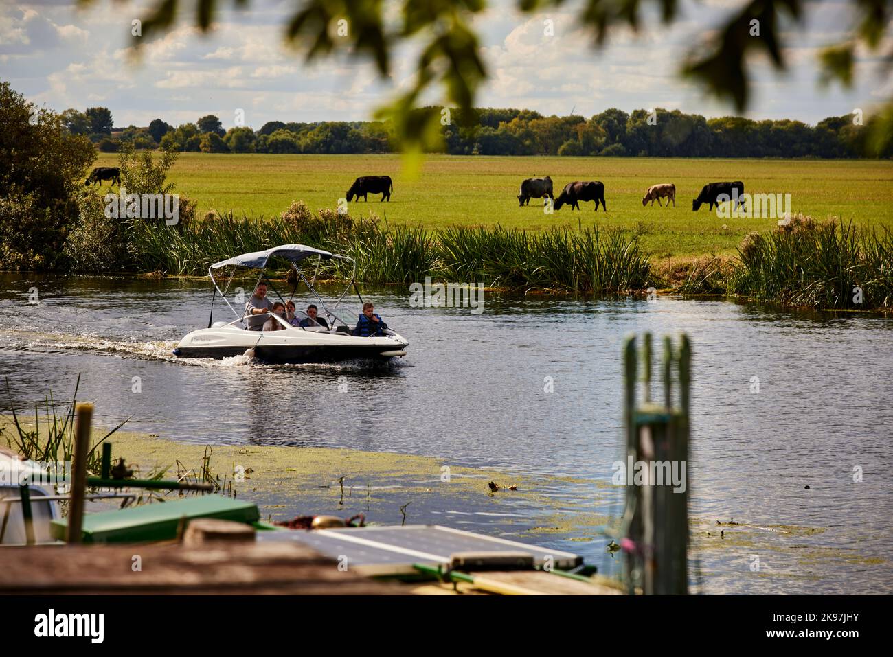 Godmanchester, Huntingdonshire, Cambridgeshire, Inghilterra. Divertimento per tutta la famiglia sul fiume Great Ouse Foto Stock