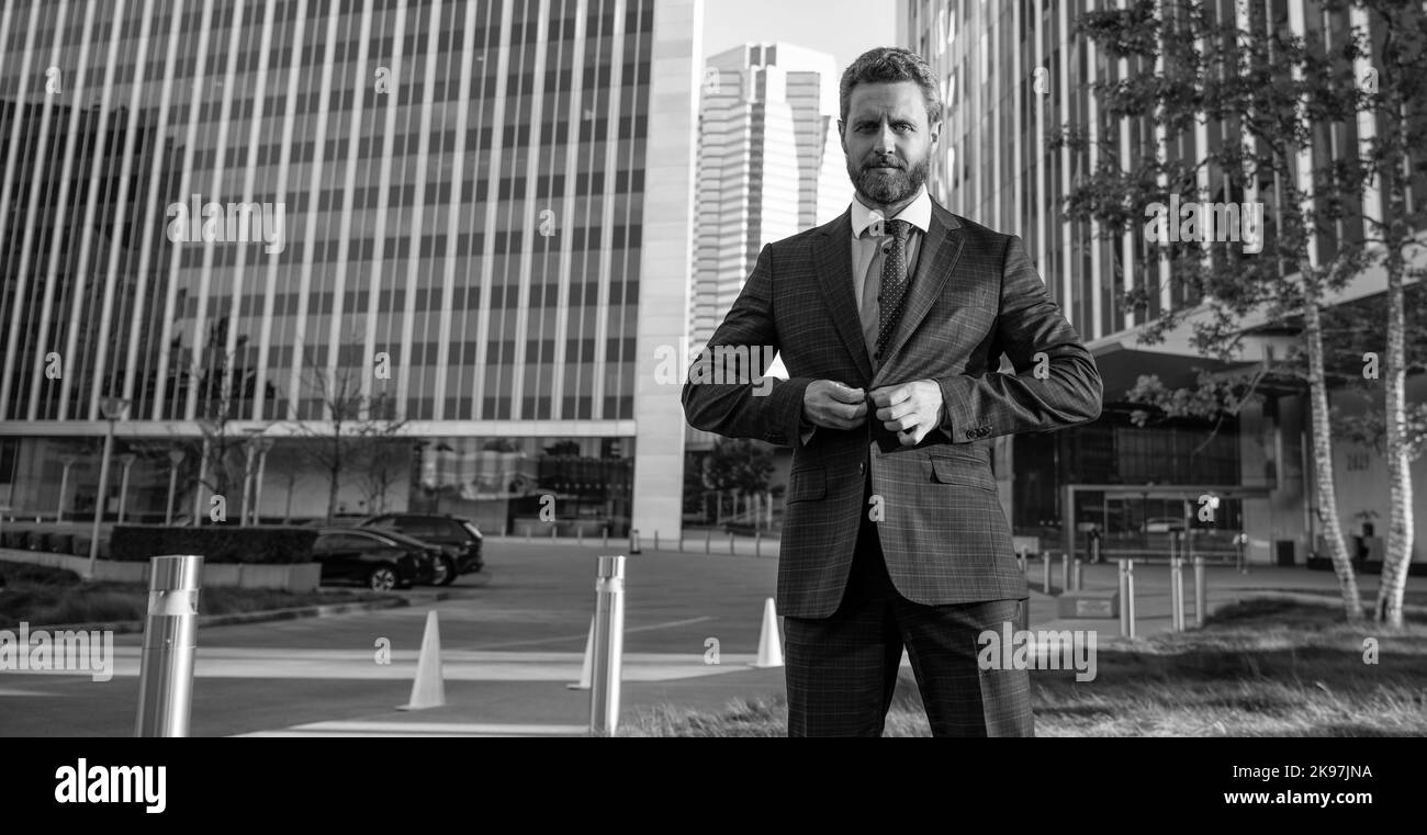 uomo di successo in abbigliamento formale fuori dall'ufficio, spazio copia, business Foto Stock