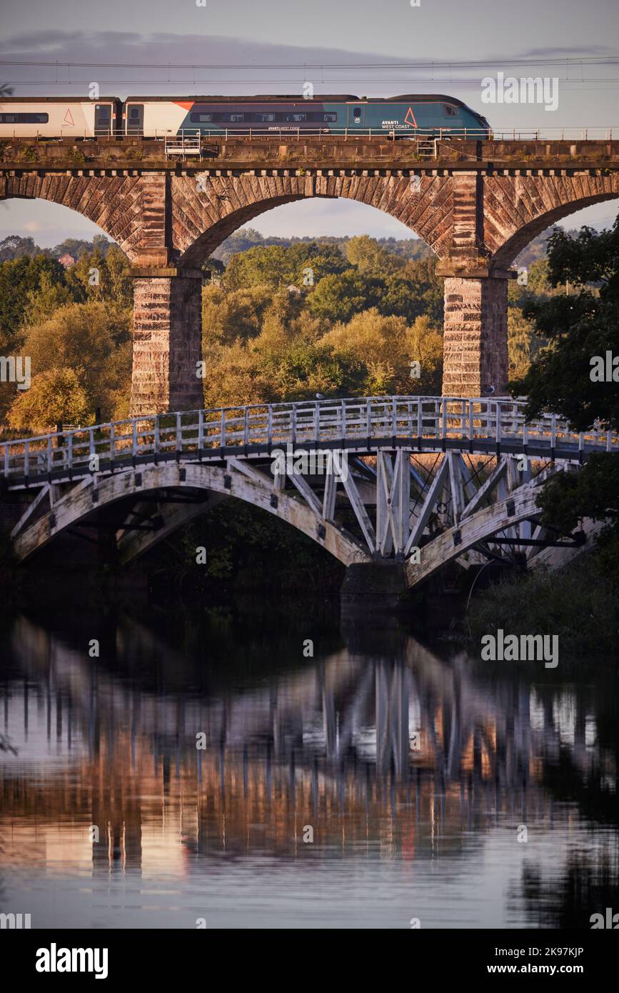 Categoria II* Viadotto Dutton West Coast Main Line River Weaver e Weaver Navigation Dutton, Cheshire, Inghilterra, Foto Stock