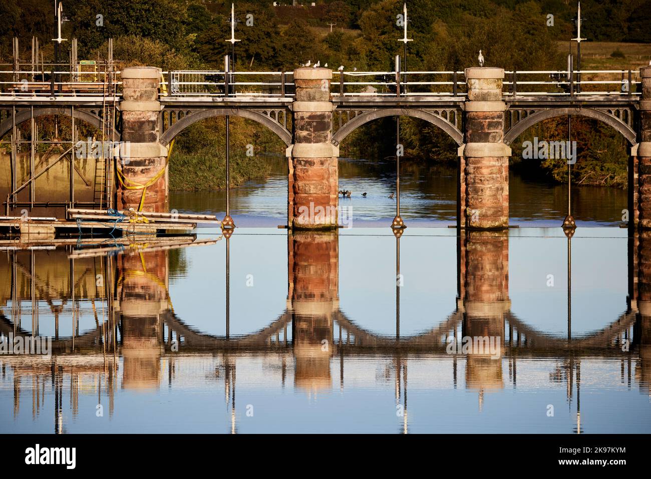 River Weaver Grade II-listed Dutton sluice Cheshire, England. Controllo delle inondazioni difese gestione delle acque circa1800s. Foto Stock