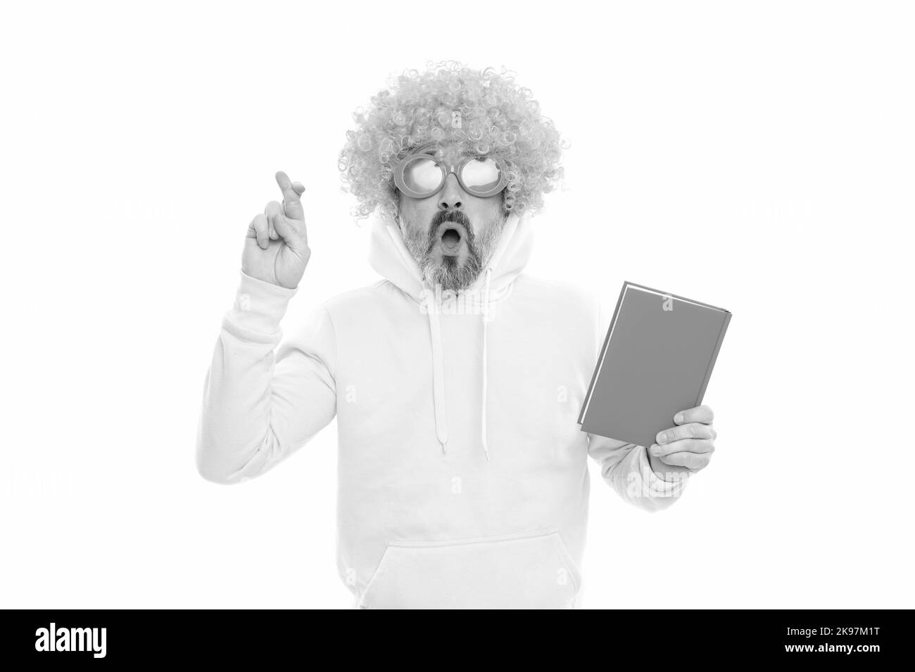 Tenere le dita incrociate. Libro superstizioso nerd hold. Studiare per l'esame. Sessione di esame Foto Stock