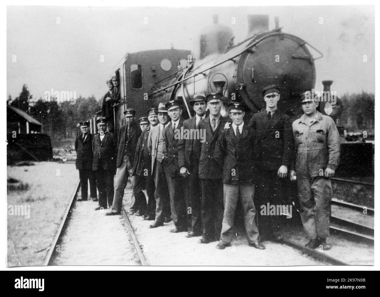 Formare il personale di fronte alle locomotive a vapore. Ferrovie Norsholm Västervik Hultsfred, NVHJ Lok 22. Foto Stock