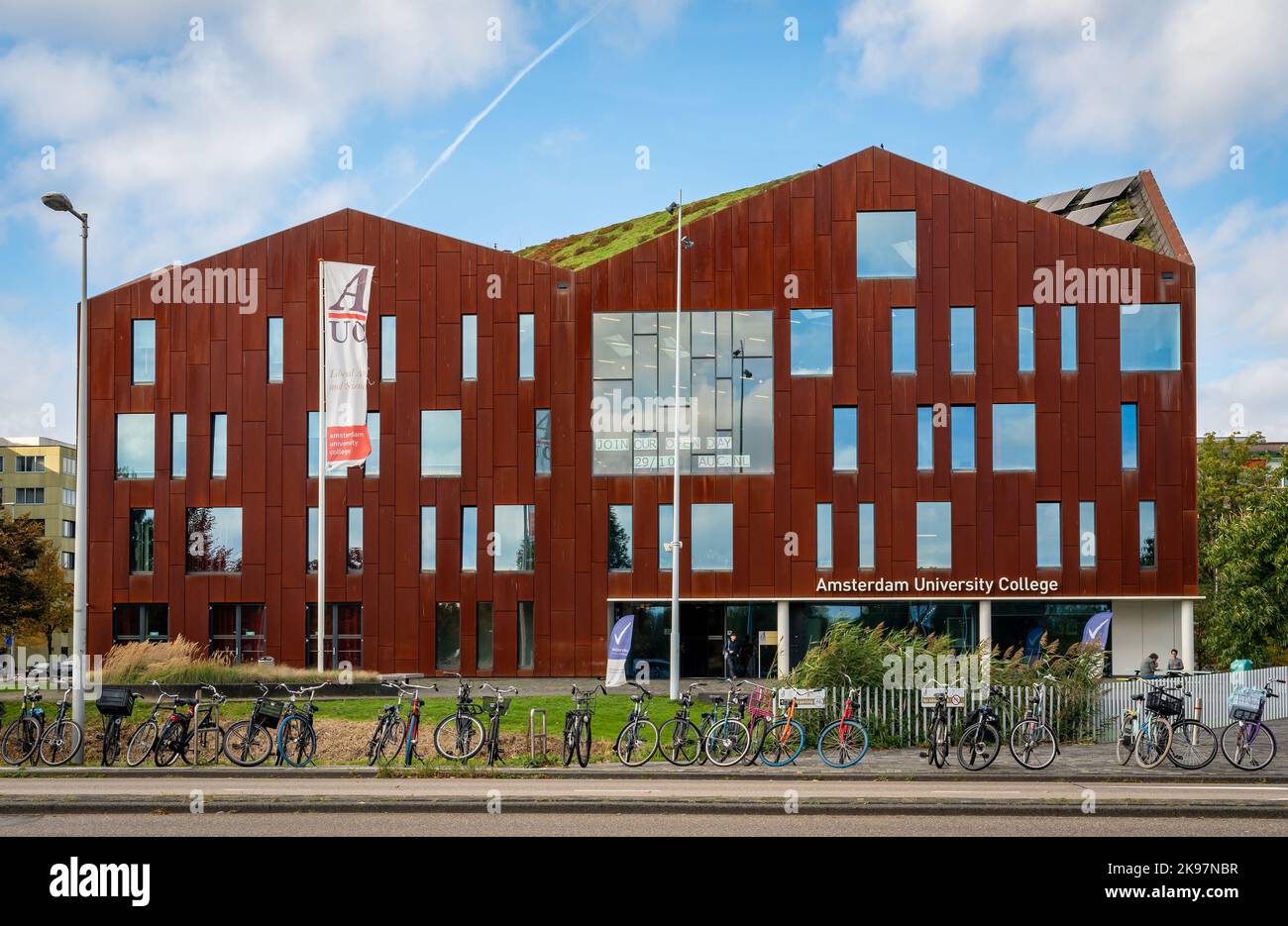 Amsterdam, Paesi Bassi, 26.10.2022, moderno edificio ecologico del Collegio Universitario di Amsterdam nel Parco Scientifico di Amsterdam Foto Stock