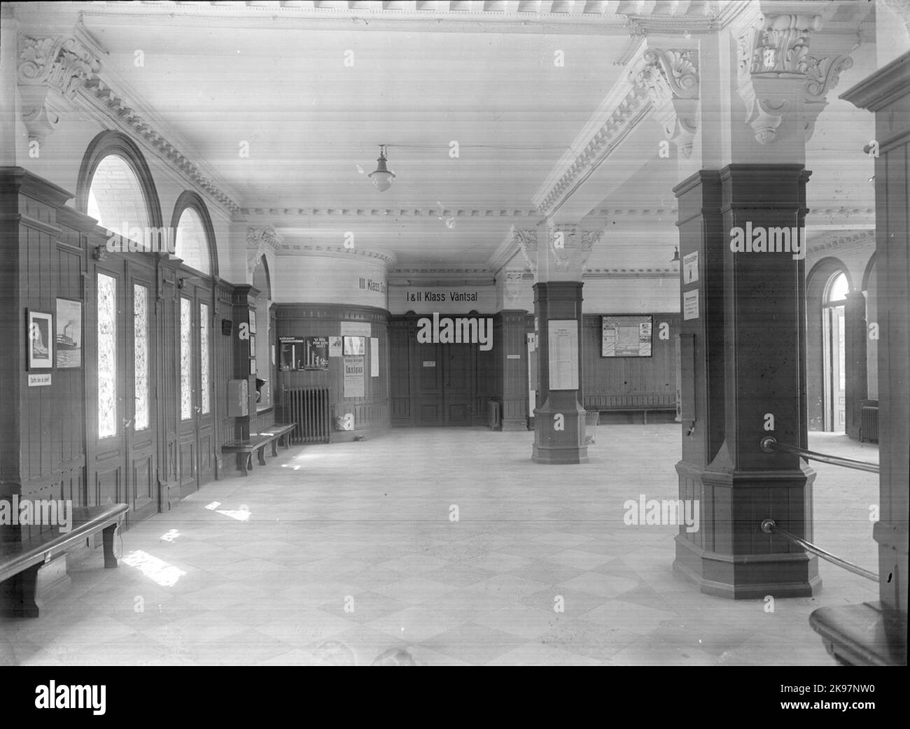 Grande sala d'attesa contro la sala d'attesa di i & II Classe a Borås Stationshus Foto Stock Grande sala d'attesa contro la sala d'attesa di i & II Classe a Borås Stationshus Foto Stock
