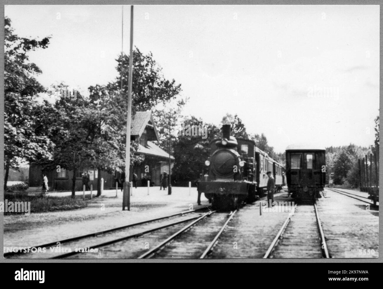 La stazione è stata aperta nel 1895 con una stazione a un piano e mezzo case in legno. Le camere di spedizione e gli appartamenti residenziali sono stati ristrutturati nel 1948. Dopo il 1927, come una pista portuale. Descritto in 1960. Il nome fu cambiato per la prima volta da Bengtsfors a Bengtsfors ovest e di nuovo a Bengtsfors.ånglok, Ulb Lok 6, prodotto da Nohab nel 1903. È stato demolito nel 1943. Foto Stock