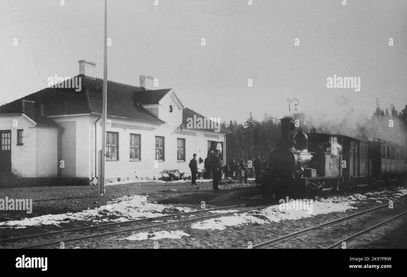 Stazione di Hörviken costruita nel 1922. Stazione finale sul Listerbanan. La locomotiva è Blekinge Coast Courts, BKB Lok 21. 1906 ex ferrovia di Middle Blekinge, MBLJ LOK 21. 1943 SJ C4R // C4T/W6T 4008. Fabbricato nel 1887, abolito nel 1953 e demolito nel 1954. Foto Stock
