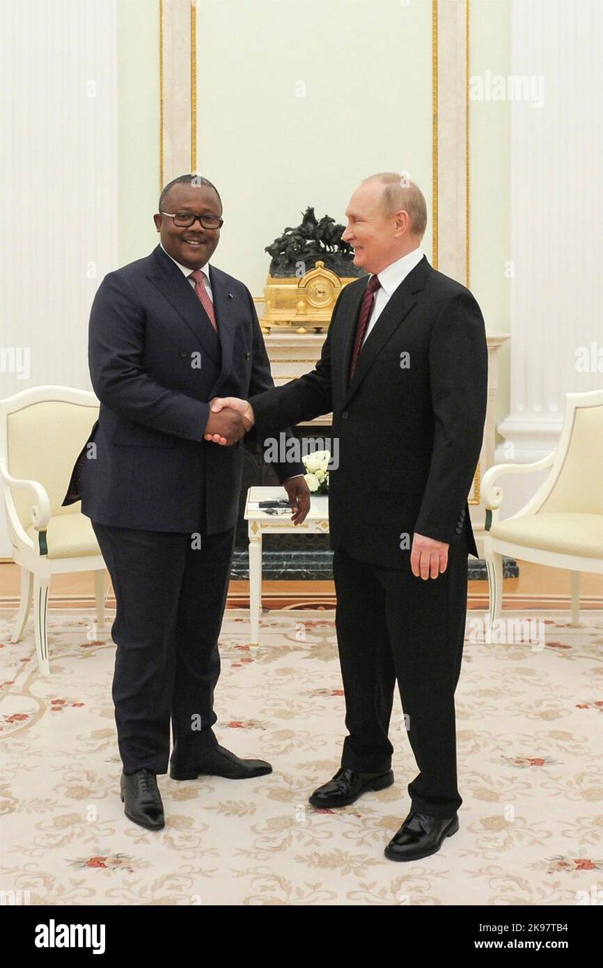 Mosca, Russia. 25th Ott 2022. Il presidente russo Vladimir Putin dà il benvenuto al presidente della Guinea-Bissau, Umaro Sisoco Embalo, di sinistra, per colloqui bilaterali faccia a faccia al Cremlino, il 25 ottobre 2022 a Mosca, Russia. Credit: Mikhail Klimentyev/Kremlin Pool/Alamy Live News Foto Stock