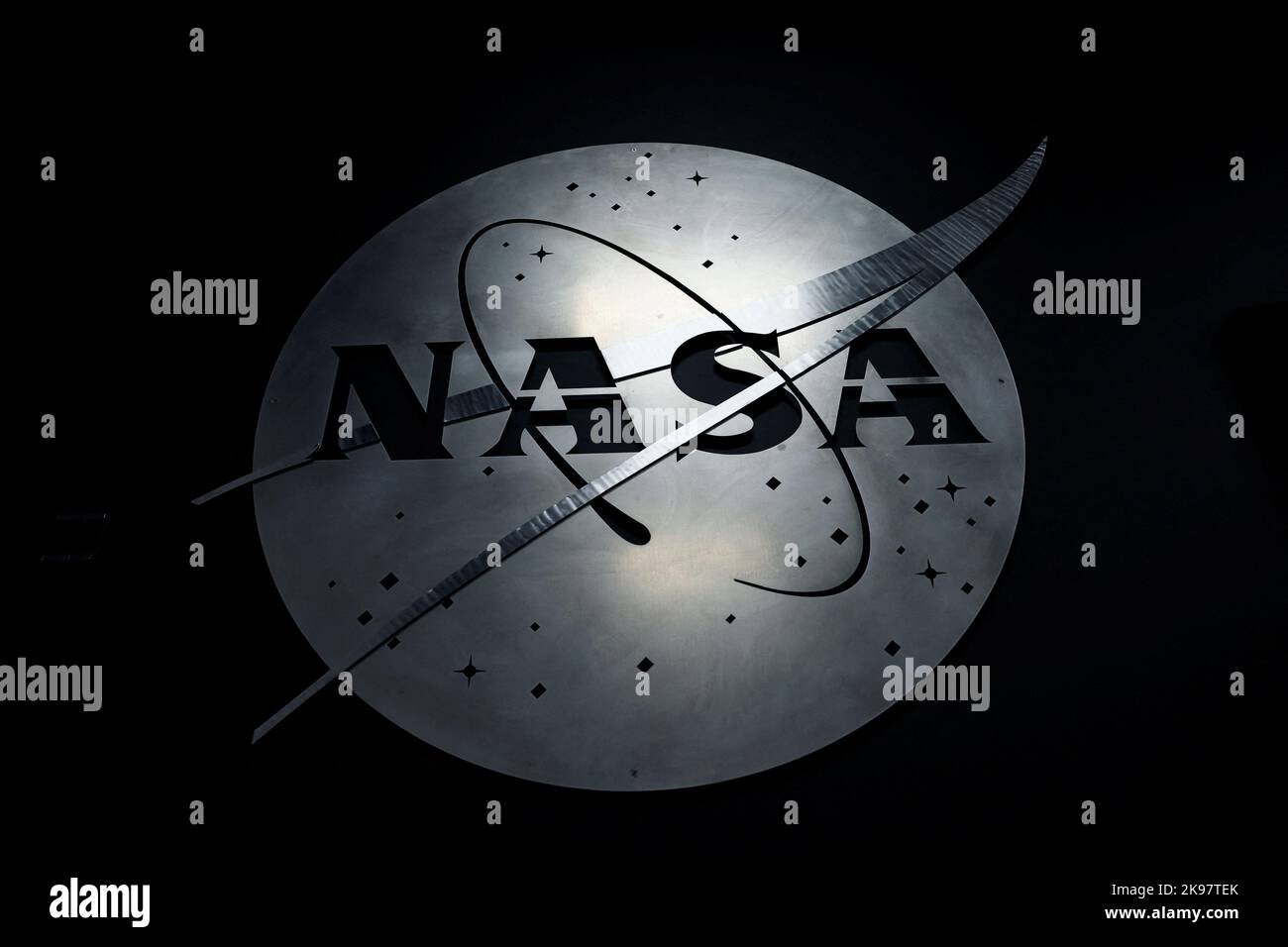 Il logo della NASA è appeso al Mission Operations Control Center presso la Wallops Flight Facility di Wallops Island, Virginia, Stati Uniti, 26 ottobre 2022. REUTERS/Evelyn Hockstein Foto Stock