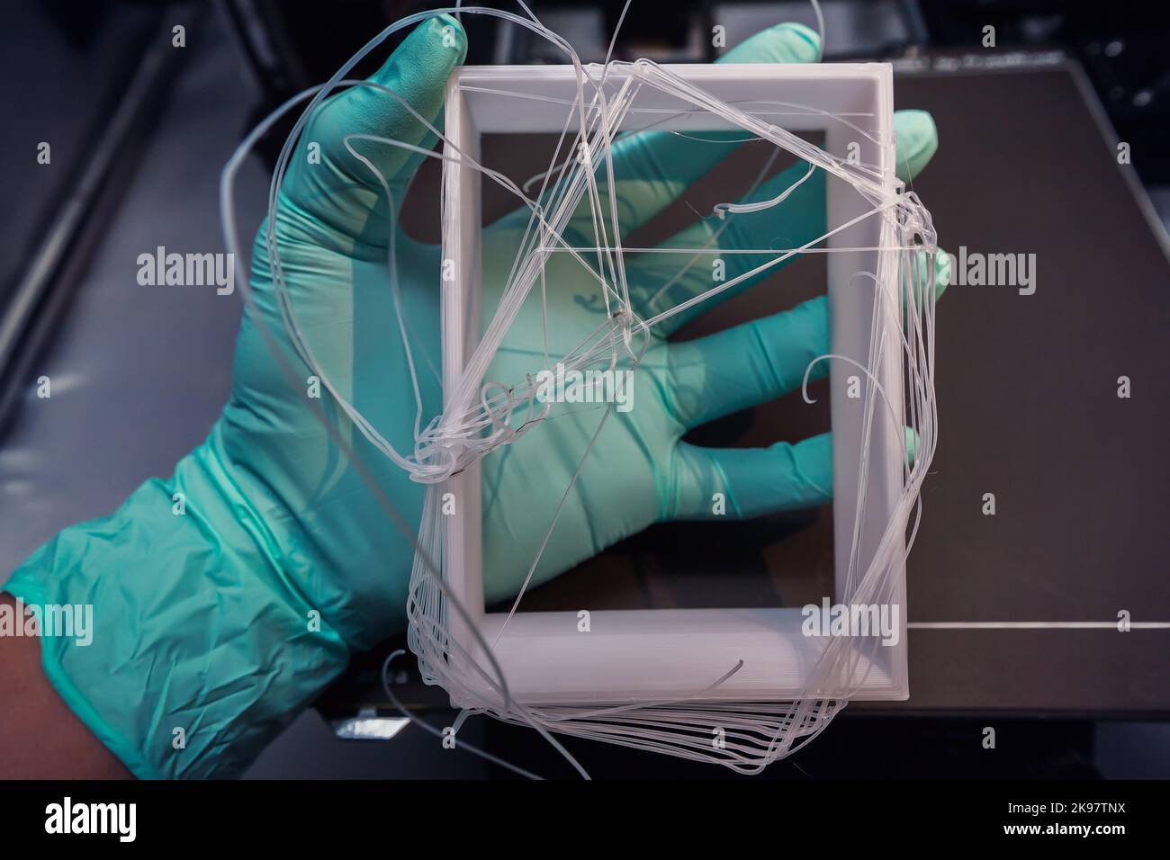 Inserire un filamento difficile per evitare che gli ugelli della stampante colpiscano la stampa 3D e garantire l'adesione del letto. Foto Stock